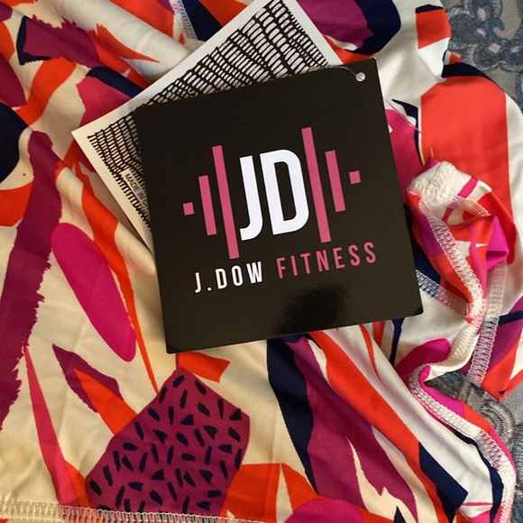 J. DOW FITNESS CROP TOP - Picture 2 of 2